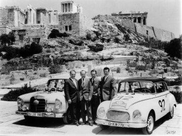 VIII. Internationale Rallye Akropolis vom 19.- 22. Mai 1960. Mercedes-Benz 220 SE Tourenwagen. Links der stahlende Sieger Walter Schock und Baron Alexander von Korff (leitender Mitarbeiter der Mercedes-Rennabteilung). Rechts Wolfgang Levy, der mit seinem Auto Union 1000 den dritten Platz belegte und Sieger in seiner Klasse wurde.