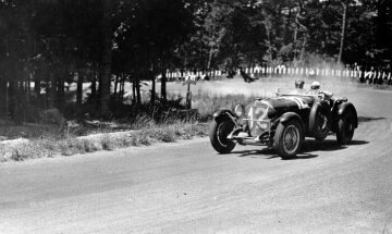 Großer Preis der Nationen auf dem Nürburgring, 14. Juli 1929. Das Fahrerteam Willy Rosenstein / Adolf Rosenberger (Startnummer 12) mit einem Mercedes-Benz SSK. Rosenstein / Rosenberger belegen in der Sportwagenklasse über 3-Liter den zweiten Platz im Gesamtergebnis.
