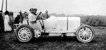 Großer Preis von Frankreich auf dem Rundkurs bei Dieppe, 07.07.1908. Vom Waage - Platz abfahrend. Otto Salzer mit seinem Mechaniker Stegmaier auf Mercedes 140 PS Grand-Prix-Rennwagen.