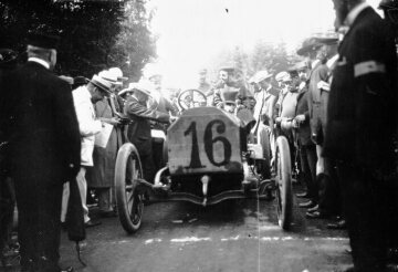 V. Gordon-Bennett-Rennen im Taunus, 17.06.1904. John B. Warden (Startnummer 16) mit einem 90 PS Mercedes-Rennwagen.