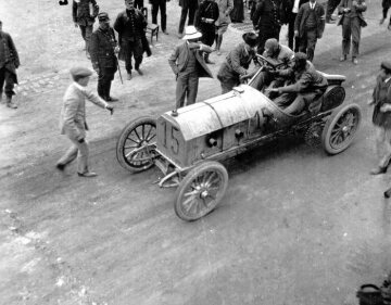 VI. Gordon-Bennett-Rennen (Auvergne-Rundstrecke), 05.07.1905. Wilhelm Werner (Startnummer 15) mit einem 120 PS Mercedes-Rennwagen. Werner belegte den 5. Platz im Rennen.