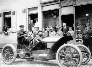 V. Gordon-Bennett-Rennen im Taunus, 17.06.1904. Hermann Braun (Startnummer 10) mit einem 90 PS Mercedes-Rennwagen. Braun belegte den 5. Platz im Rennen.