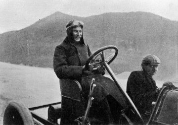 5. Semmering-Rennen, 17.09.1903. Hermann Braun auf 60 PS Mercedes-Rennwagen, der Gewinner des Semmering-Pokals kurz nach der Zieleinfahrt.