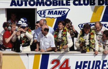 24 Stunden von Le Mans, 10. - 11.06.1989. Doppelsieg und fünfter Platz. Champagnerspritzen: Die Sieger bei der Ehrung. Sieger: Jochen Mass / Manuel Reuter / Stanley Dickens.