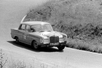 Internationale ADAC-6-Stunden-Tourenwagen-Rennen auf dem Nürburgring, 16.06.1963. Mercedes-Benz 300 SE Tourenwagen. Das Team Erich Waxenberger / Peter Lang (Startnummer 118) belegen in der Klasse-9 bis 2500-ccm den 3. Platz.