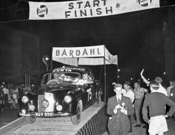 9. East-African-Safari-Rallye, 31.03. - 04.04.1961. Mercedes-Benz 220 SE (W 128) Rallyefahrzeug (Startnummer 75) startet zur 3200-Meilen Ralley. Am Steuer David A. Beckett