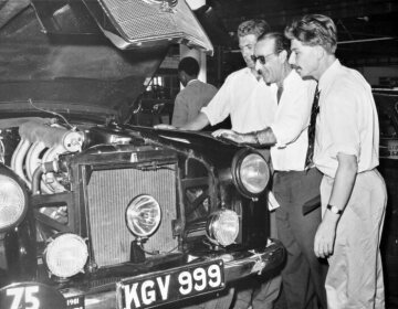 9. East-African-Safari-Rallye, 31.03. - 04.04.1961. Das Siegerteam William Coleridge, John Manussis und David A. Beckett (Startnummer 75) mit ihrem Mercedes-Benz 220 SE (W 128) Rallyefahrzeug.