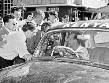 9. East-African-Safari-Rallye, 31.03. - 04.04.1961. Der Sieger John Manussis wird am Ende der Safari von einem Radioreporter befragt.
