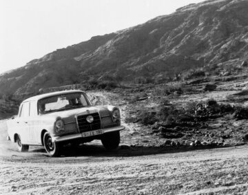 Großer Straßenpreis von Argentinien für Tourenwagen vom 25. Oktober bis 4. November 1962. Den Speed auf unbefestigten Straßen beherrschen die skandinavischen Damen Rosqvist und Wirth mit dem 220 SE (W 111) meisterhaft; es ist die Fahrkarte zum Sieg.
In der dritten Etappe, die durch die Vorkordilleren führt, ist die Straße zum schotterübersäten Gebirgspfad geworden.