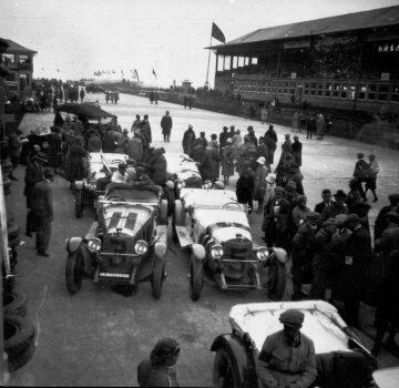 Großer Preis von Deutschland für Sportwagen auf dem Nürburgring, 17. Juli 1927. Startvorbereitungen - Mercedes-Benz Typ S: Startnummer 3 - Prinz Max zu Schaumburg-Lippe. Startnummer 5 - Adolf Rosenberger.