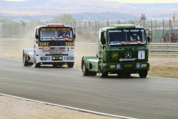 Truck Race in Jarama, 1993. Doppelerfolg für Mercedes-Benz Renntruck 1834. Startnummer 1 - Steve Parrish / Atkins-Team. Startnummer 3 - Fritz Kreutzpointner / M-Racing-Team.
