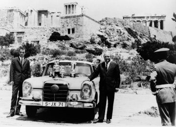 X. Internationale Rallye Akropolis vom 23.- 27. Mai 1962. Siegerteam im Gesamtklassement: Eugen Böhringer / Peter Lang (Startnummer 31) mit einem Mercedes-Benz 220 SE Tourenwagen.