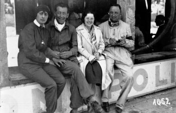 Großer Preis der Nationen auf dem Nürburgring, 14. Juli 1929. Mercedes-Benz Boxen. Adolf Rosenberger mit seiner Frau und Willy Rosenstein mit seiner Frau.