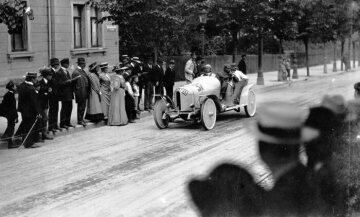 3. Prinz-Heinrich-Fahrt, 02. - 08.06.1910. Otto Philipp (Startnummer 37) mit einem 60-PS Benz Tourenwagen.