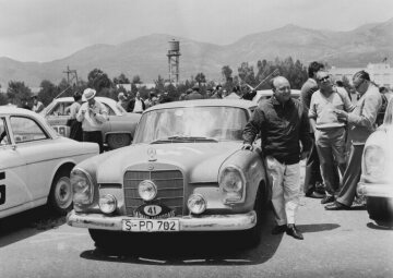 XI. Rallye Akropolis vom 16.- 19. Mai 1963. Eugen Böhringer (Startnummer 41), Sieger im Gesamtklassement und in der Klasse am Mercedes-Benz 300 SE Tourenwagen.