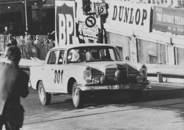 32. Rallye Monte Carlo vom 19.- 26. Januar 1963. Eugen Böhringer / Peter Lang (Startnummer 301) gewinnen mit Mercedes-Benz 220 SEb Tourenwagen in der 2-3-Liter-Klasse, Kategorie: 1, Klasse: 7.