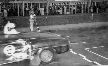 3. Großer Preis von Macao, November 1956. Sieger Douglas Steane (Startnummer 6) mit einerm Mercedes-Benz Typ 190 SL Tourensportwagen.