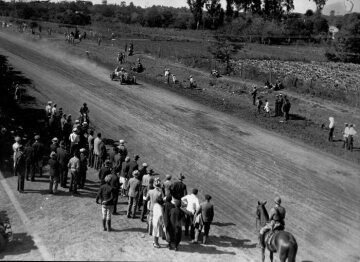 Herbstpreis von Argentinien, 12.04.1931. Der Sieger Carlos Zatuszek mit Beifahrer Julio Berndt (Startnummer 14) auf Mercedes-Benz SSK Rennsportwagen. Streckenrekord, beste Zeit des Tages.