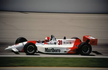 500 Meilen von Indianapolis, 29. Mai 1994. 79 Jahre nach Ralph de Palmas Sieg auf Mercedes gewann Al Unser jr. (Startnummer 31) auf Penske-Mercedes PC 23 das bedeutenste Motorsport-Ereignis der USA: die 500 Meilen von Idianapolis.