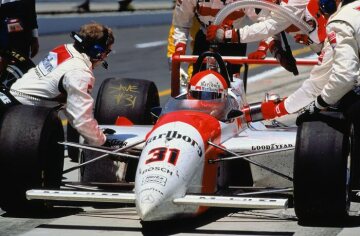 500 Meilen von Indianapolis, 29. Mai 1994. 79 Jahre nach Ralph de Palmas Sieg auf Mercedes gewann Al Unser jr. (Startnummer 31) auf Penske-Mercedes PC 23 das bedeutenste Motorsport-Ereignis der USA: die 500 Meilen von Indianapolis.