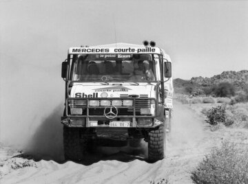 4. Rallye Paris-Dakar, 1982:
Das französische Team Georges Groine / Thierry de Saulieu / Bernard Malfériol (Startnummer 380) gewinnt auf einem Unimog U 1700 L die Lkw-Wertung der Rallye Paris - Dakar.