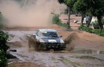 11. Bandama-Rallye, Côte d´Ivoire, (Elfenbeinküste), Dezember 1979. Das Siegerteam Hannu Mikkola / Arne Hertz (Startnummer 6) mit einem Mercedes-Benz 450 SLC 5.0 Rallyefahrzeug.