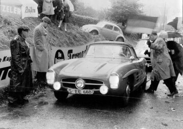 I. Schorndorfer Bergrennen (Gottlieb-Daimler-Bergpreis), 16.10.1960. Am Ziel der Sieger Eberhard Mahle (Startnummer 128) mit einem Mercedes-Benz Tourensportwagen 300 SL Roadster.