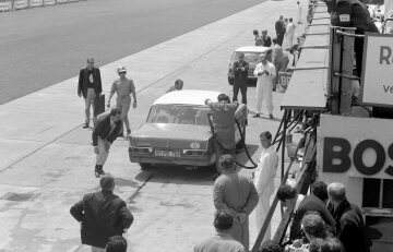 Internationales ADAC 6-Stunden-Rennen für Tourenwagen auf dem Nürburgring am 21. Juni 1964. Während der Mercedes-Benz 300 SE (Startnummer 12) nachgetankt wird, löst Dieter Glemser den Fahrer Eugen Böhringer ab.
