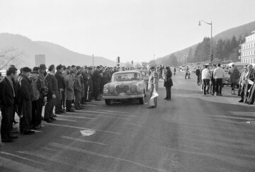 33. Rallye Monte Carlo vom 18.- 25. Januar 1964. Dieter Glemser und Martin Braungart (Startnummer 52) mit einem Mercedes-Benz 300 SE an einem Etappenstart. Das Fahrerteam Glemser / Braungart belegen den 16. Rang im Gesamtklassement.