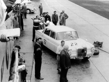 ADAC-6-Stunden-Tourenwagen-Rennen am Nürburgring vom 14.-15. Mai 1960. Der Fahrer Rudi Golderer mit seinem Mercedes-Benz 220 SE beim Tanken an den Boxen.