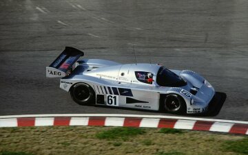 480 km in Suzuka, 09.04.1989. Das Siegerteam Mauro Baldi / Jean-Louis Schlesser (Startnummer 61) mit einem Sauber-Mercedes Gruppe-C-Rennsportwagen C 9.