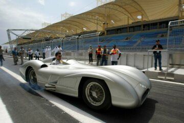Bahrain, Streckeneröffnung 2004. Jean Alesi im Mercedes-Benz Formel-1-Rennwagen W196 R Stromlinie