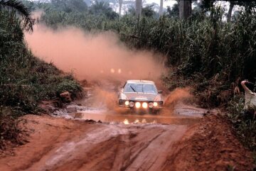 12. Bandama-Rallye, Côte d´Ivoire, (Elfenbeinküste), 09. - 14. Dezember 1980. Das Siegerteam Björn Waldegård / Hans Thorszelius (Startnummer 8) mit einem Mercedes-Benz 500 SLC.