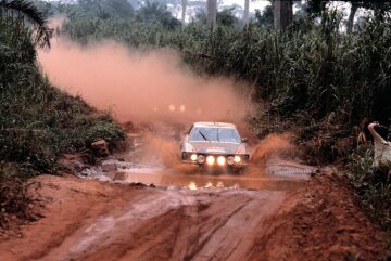 12th Bandama Rally, Côte d'Ivoire, (Ivory Coast), December 9th to 14th, 1980. The winning team Björn Waldegård / Hans Thorszelius (start number 8) in a Mercedes-Benz 500 SLC.