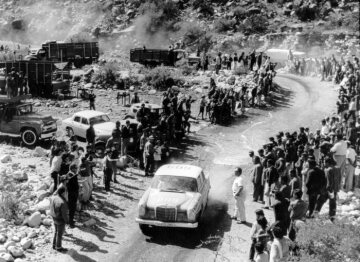 Großer Straßenpreis von Argentinien für Tourenwagen, 28. Oktober bis 7. November 1964. Ewy Baronin von Korff-Rosqvist und Eva-Maria Falk haben eine Wasserdurchfahrt zwischen Los Palacios und Villa Union passiert. In der Gesamtwertung belegt das schwedische Damenteam mit dem Mercedes-Benz 300 SE (Startnummer 609) den 3. Platz.