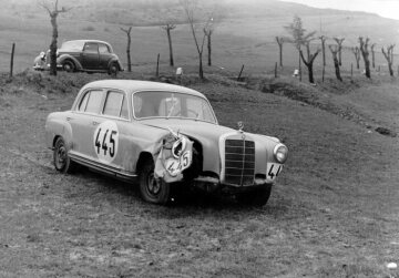 Mille Miglia (Brescia/Italien), 28. - 29. April 1956. Startnummer 445 - Mercedes-Benz 220 a Rallyefahrzeug. Fahrerteam Helmut Retter / Wolfgang Larcher.