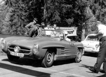 Wallbergrennen, 14. Mai 1960. Am Start der spätere Sieger Eberhard Mahle (Startnummer 128) in der Grand-Tourisme-Klasse mit Mercedes-Benz Tourensportwagen 300 SL Roadster ( W 198 II).