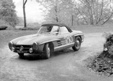 Bergprüfung Eberbach, 23. Oktober 1960. Der Sieger Eberhard Mahle (Startnummer 180) mit einem Mercedes-Benz Tourensportwagen 300 SL Roadster (W 198 II).