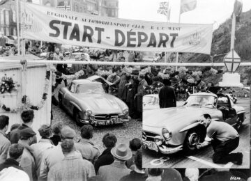 7. Internationale Tulpen-Rallye in Holland, 30.04.- 07.05.1955. Kleines Bild: Der Sieger Willem Johan Jacob (Hans) Tak (Beifahrer W. C. Niemoeller) am Start mit einem Mercedes-Benz 300 SL (W 198). Bei dieser Rallye beteiligten sich 220 Wagen aus 14 Nationen.