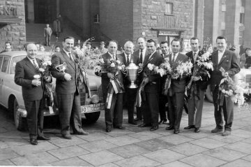 Die Siegerteams der Rallye Monte Carlo 1960 lassen sich vor dem Stuttgarter Hauptbahnhof feiern – der Mercedes-Benz Dreifacherfolg ist eine Sensation.