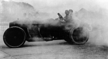Osterrennen auf der Brooklandsbahn, 17.04.1911. Der Sieger C.L.E. Geach (Startnummer 3) auf einem 80-PS Mercedes-Rennwagen.