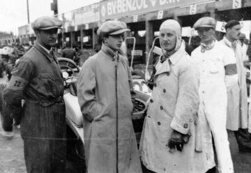 Großer Preis von Deutschland auf dem Nürburgring, 19.07.1931. Das Mercedes-Benz Fahrerteam Otto Spandel (rechts) und Fürst zu Hohenlohe-Bartenstein während den Startvorbereitungen an den Boxen.