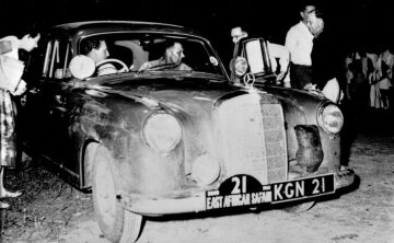 8. East-African-Safari-Rallye, 15.-18.04.1960. Die Sieger W. A. "Bill" Fritschy und Jack Ellis (Startnummer 21) mit einem Mercedes-Benz 219 Rallyefahrzeug.