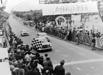 Großer Straßenpreis von Argentinien für Tourenwagen, 28. Oktober bis 7. November 1964. Die drei erfolgreichen Mercedes-Benz Tourenwagen (300 SE) vor der Ziellinie in Arrecifes. Reihenfolge der Teams: Ewy Baronin von Korff-Rosqvist und Eva-Marie Falk, Eugen Böhringer und Klaus Kaiser sowie Dieter Glemser und Martin Braungart.