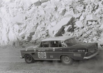 Großer Straßenpreis von Argentinien für Tourenwagen, 28. Oktober bis 7. November 1964. Ewy Baronin von Korff-Rosqvist und Eva-Maria Falk bei der Abfahrt vom 1.980 Meter hohen Cuesta de Miranda. In der Gesamtwertung belegt das schwedische Damenteam mit dem Mercedes-Benz 300 SE (Startnummer 609) den 3. Platz.