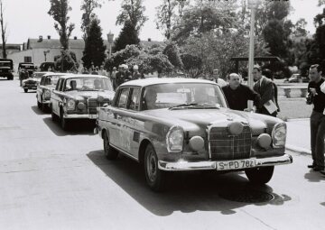 Großer Straßenpreis von Argentinien für Tourenwagen, 28. Oktober bis 7. November 1964. 
Im vorderen Mercedes-Benz 300 SE konzentriert sich das Damenteam Ewy Baronin von Korff-Rosqvist und Eva-Maria Falk (mit Startnummer 609) auf den Start in Buenos Aires.