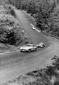 3. Internationales ADAC-1000-km-Rennen auf dem Nürburgring, 26.05.1957. Arne Lindberg / Erich Waxenberger (Startnummer 43), die Drittplazierten der Grand Tourisme-Klasse über 1600-ccm, gefolgt von Koechert / Bauer (Startnummer 19) auf Ferrari.