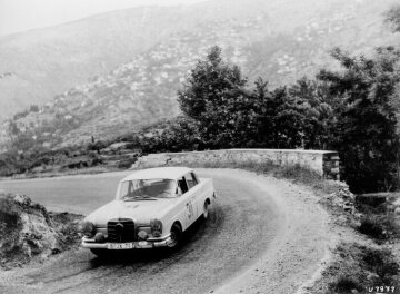 X. Internationale Rallye Akropolis vom 23.- 27. Mai 1962. Siegerteam im Gesamtklassement: Eugen Böhringer / Peter Lang (Startnummer 31) mit einem Mercedes-Benz 220 SE Tourenwagen.