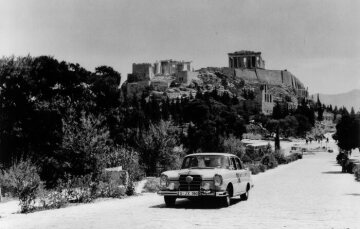 8th International Acropolis Rally on May 19-22, 1960. The team Walter Schock / Rolf Moll (start number 34) won the rally in a Mercedes-Benz 220 SE touring car.
