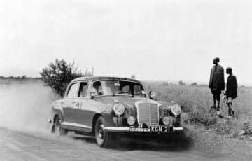 East African Safari Rally, 1960. The winners W. A. "Bill" Fritschy and Jack Ellis (start number 21) with a Mercedes-Benz 219 rally car.